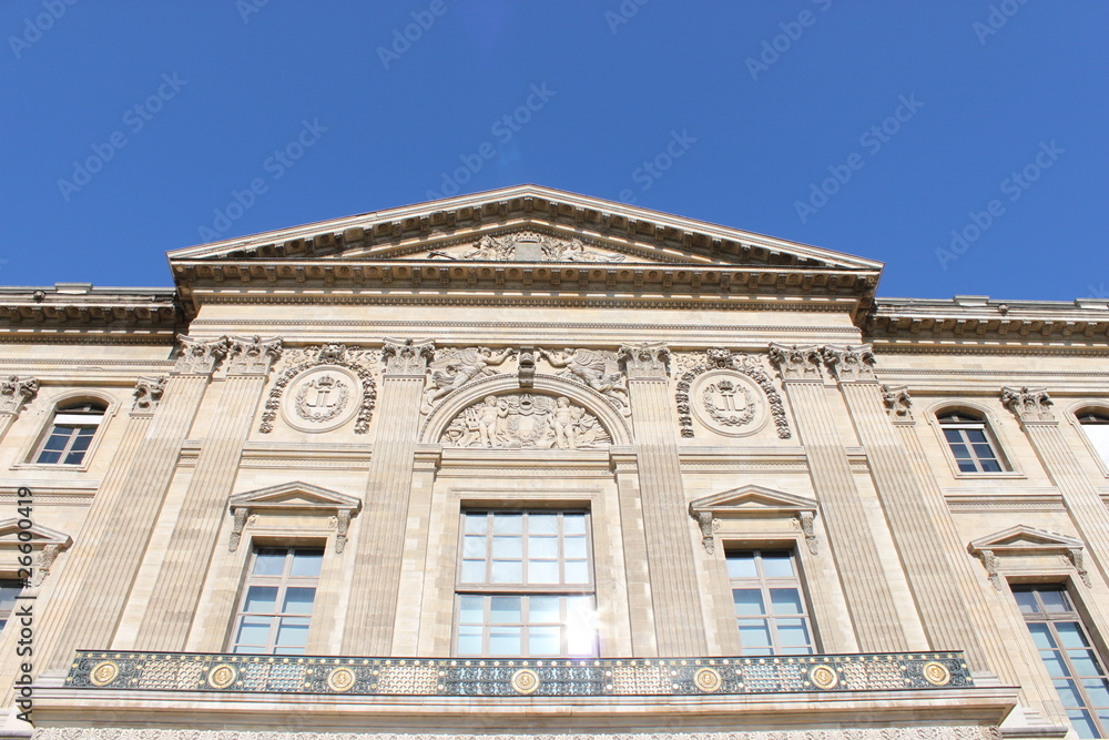 Façade du Palais du Louvre à Paris