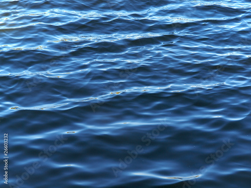 Blaue Wasseroberfläche © focus finder