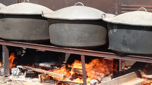 marmites au feu de bois photo