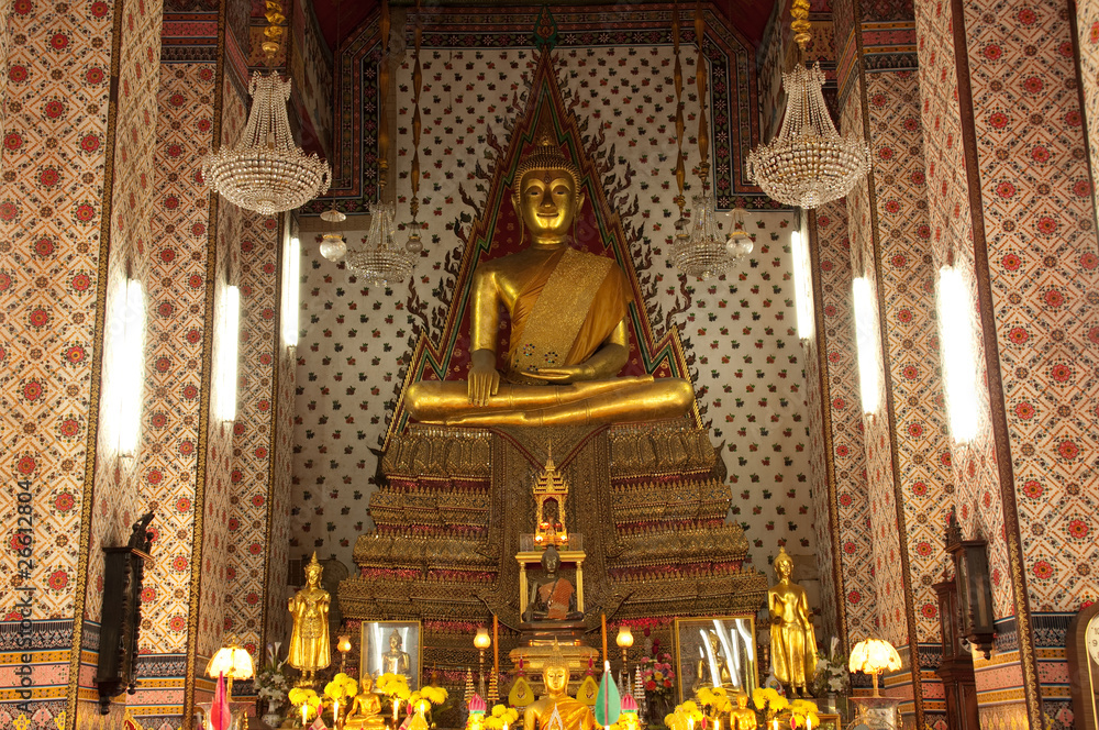 Obraz premium Golden buddha in temple, Thailand.