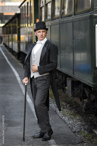 Retro Geschäftsmann vor Waggon am Bahnhof 2