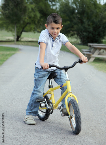 jeune garçon et son vélo #2