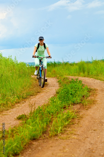Fototapeta Naklejka Na Ścianę i Meble -  woman with bike on green field