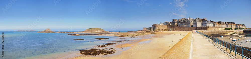 Panorama medieval pirate fortress of St. Malo. Brittany, France - obrazy, fototapety, plakaty 