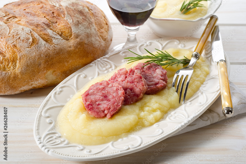 slice sausage with mashed potatoes-pure' di patate con cotechino slice sausage with mashed potatoes-pure' di patate con cotechino