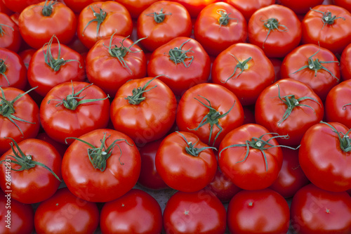 Świeże czerwone pomidory na targu