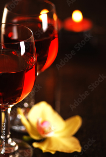 Kieliszki z czerwonym winem