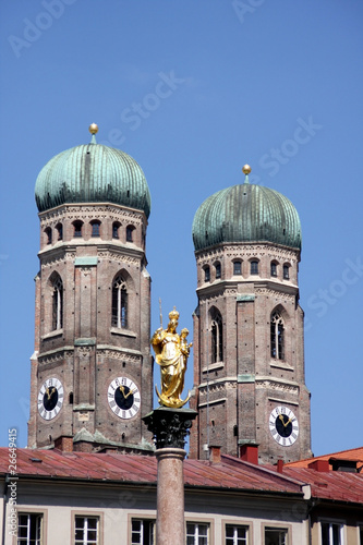 Frauenkirche in München mit Mariensäule