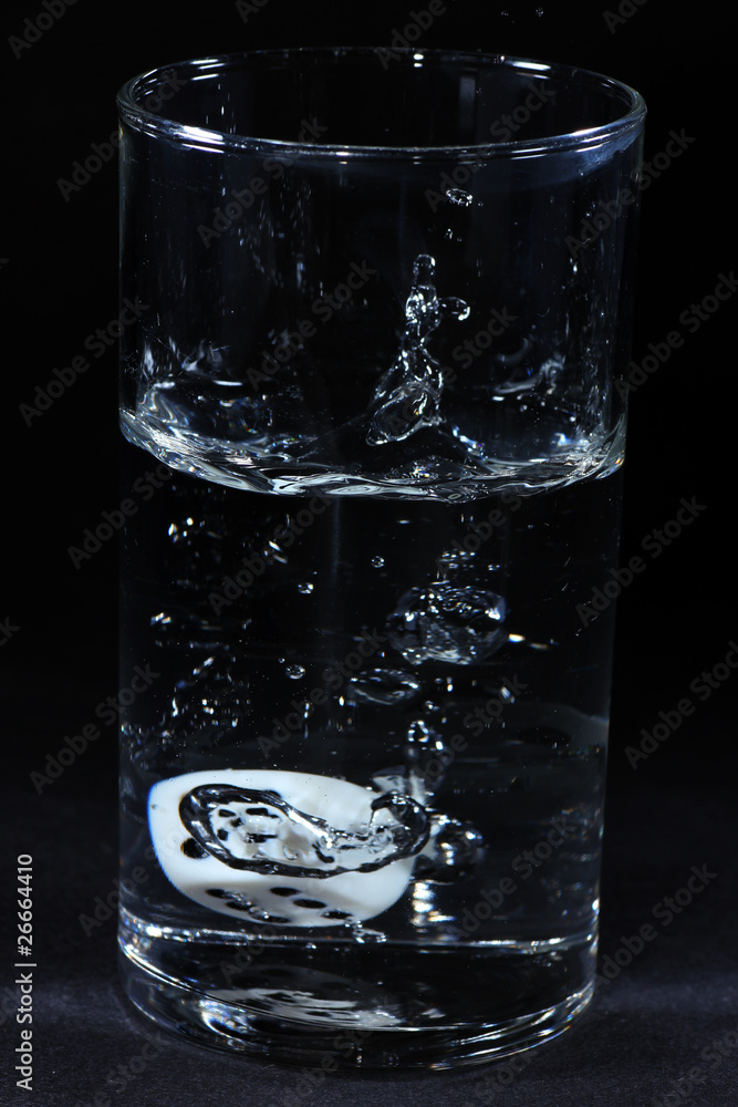 Spielwürfel mit schwarzen hintergrund im Wasserglas Spielwürfel mit schwarzen hintergrund im Wasserglas