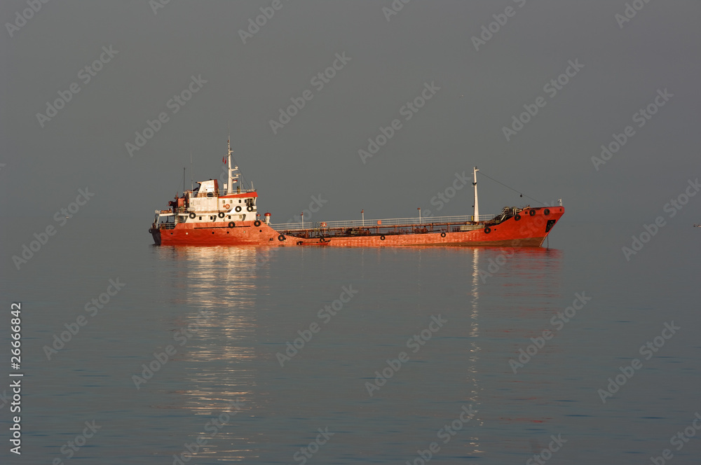 Fototapeta premium Red Ship Breakdown