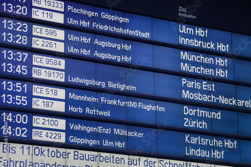 Anzeigetafel Abfahrten Züge im Bahnhof Stuttgart