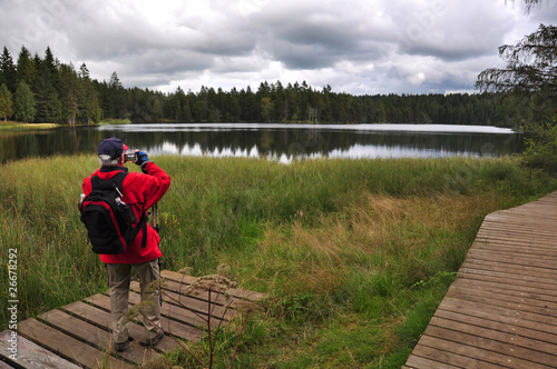 Ein alter Mann beim wandern