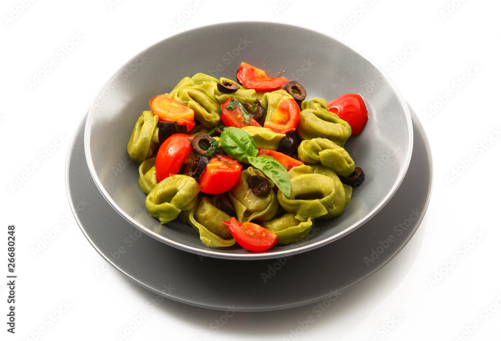 ravioli di spinaci con olive e pomodori