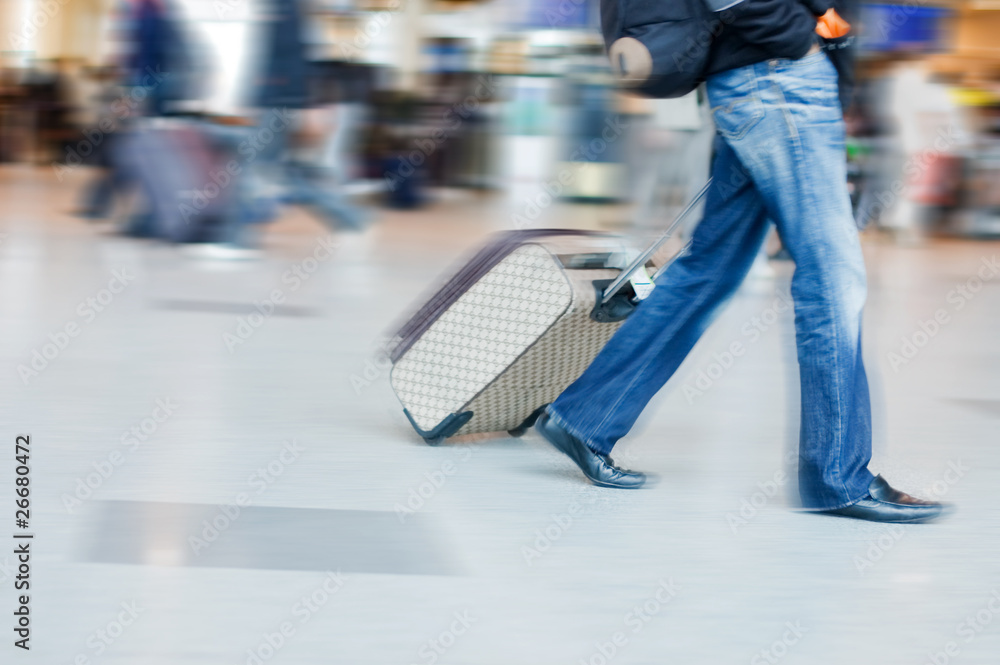 Obraz premium Man rushing to catch his flight in airport