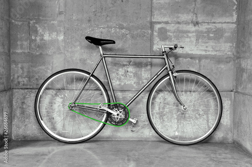 A fixed-gear bicycle in black and white with a green chain © Thomas Dutour