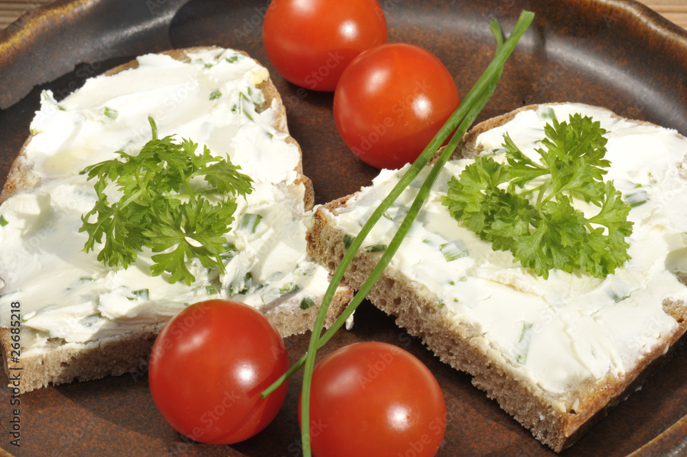 Graubrot mit Schnittlauchquark Graubrot mit Schnittlauchquark