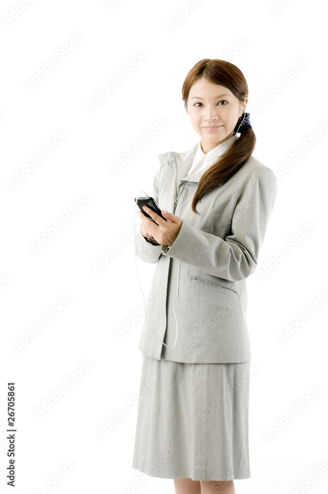 スマートフォンでメールする女性社員