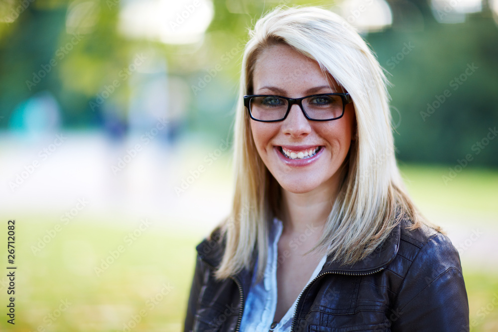Blonde Frau mit Brille StockFoto Adobe Stock