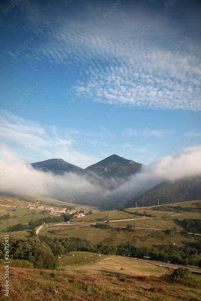 Wolken im Gebirge des spanischen Nationalparks 