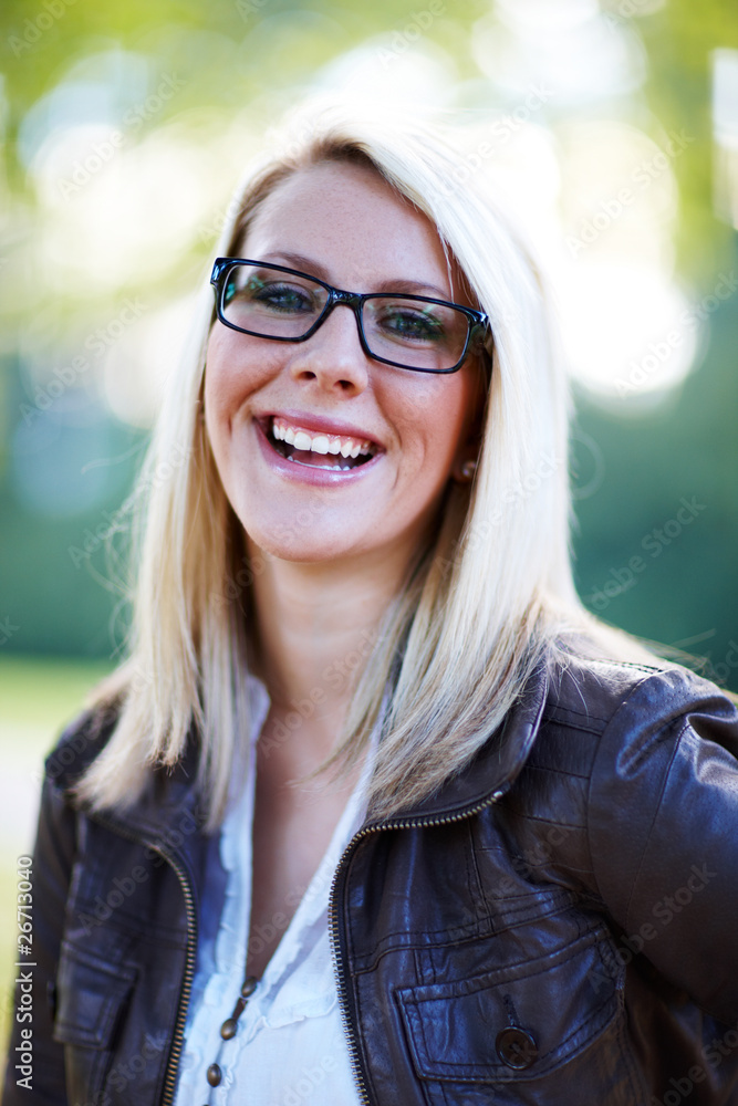 Blonde Frau mit Brille Blonde Frau mit Brille