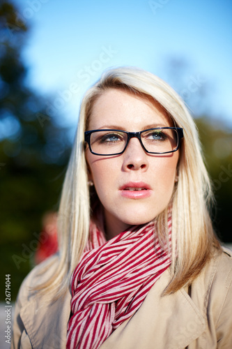 Blonde Frau mit Brille