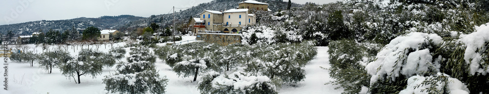 Obraz premium Paysage du Gard sous la neige