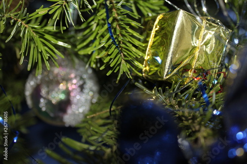 Weihnachtskugel und Geschenk am Weihnachtsbaum