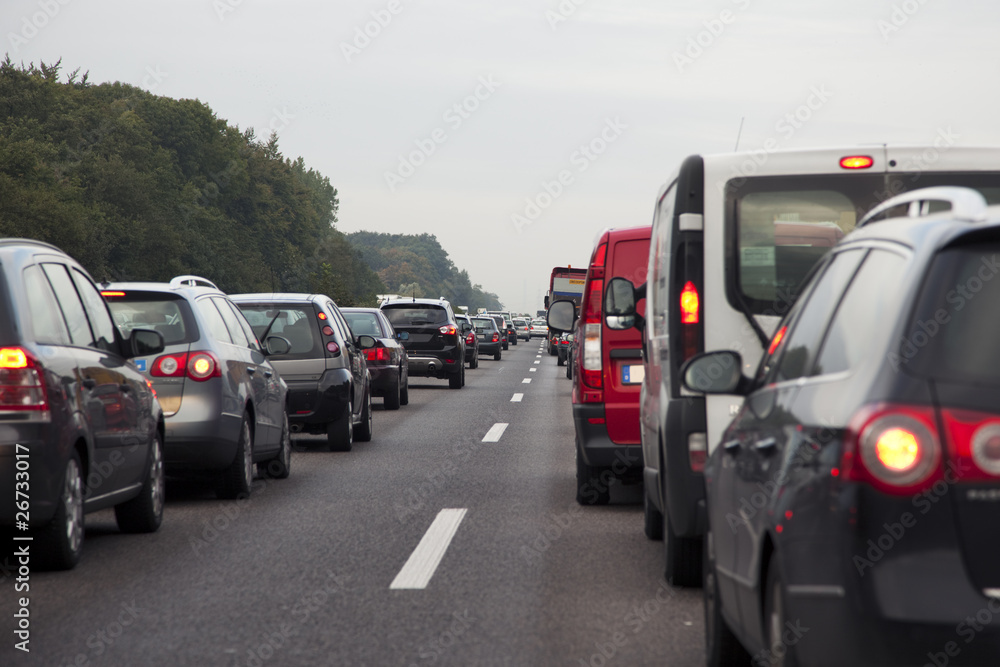 Im Stau auf der Autobahn stehen Im Stau auf der Autobahn stehen