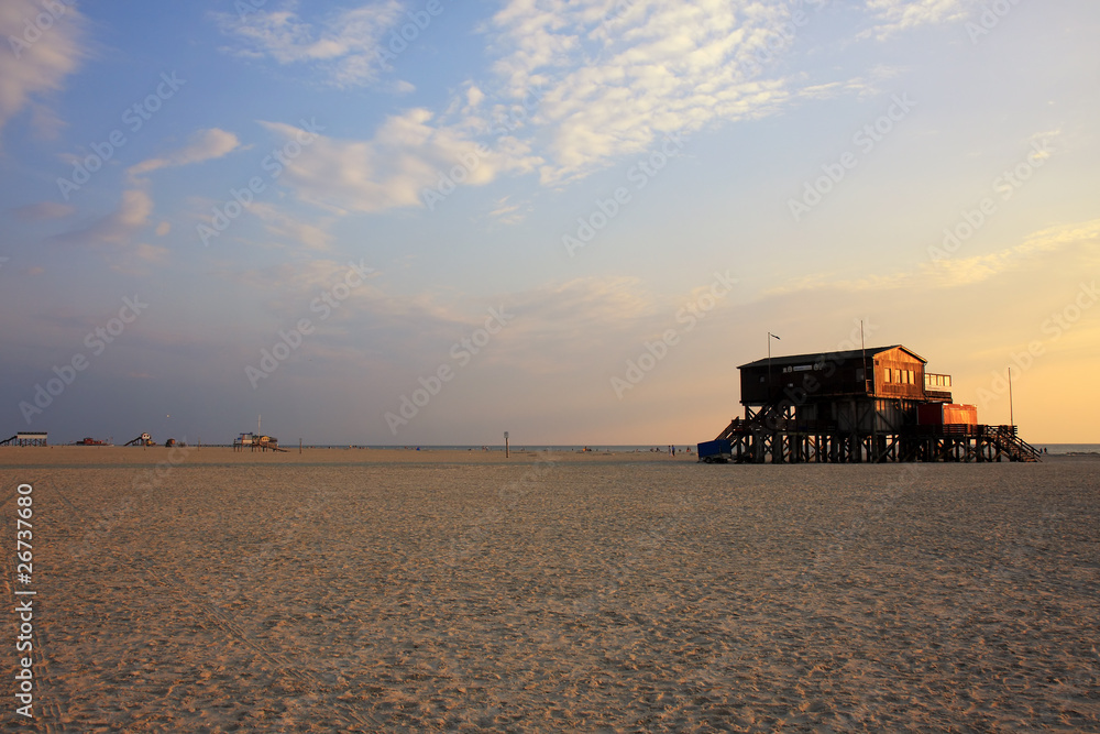 Fototapeta premium Pfahlbau in St. Peter Ording am Strand