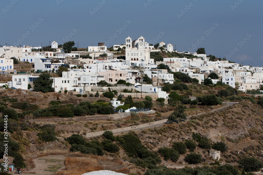 Village de Triovassalos et son église d'Agios Spyridon à Milos