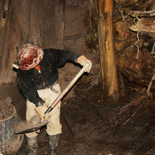 minatore nella miniera di potosì in bolivia photo