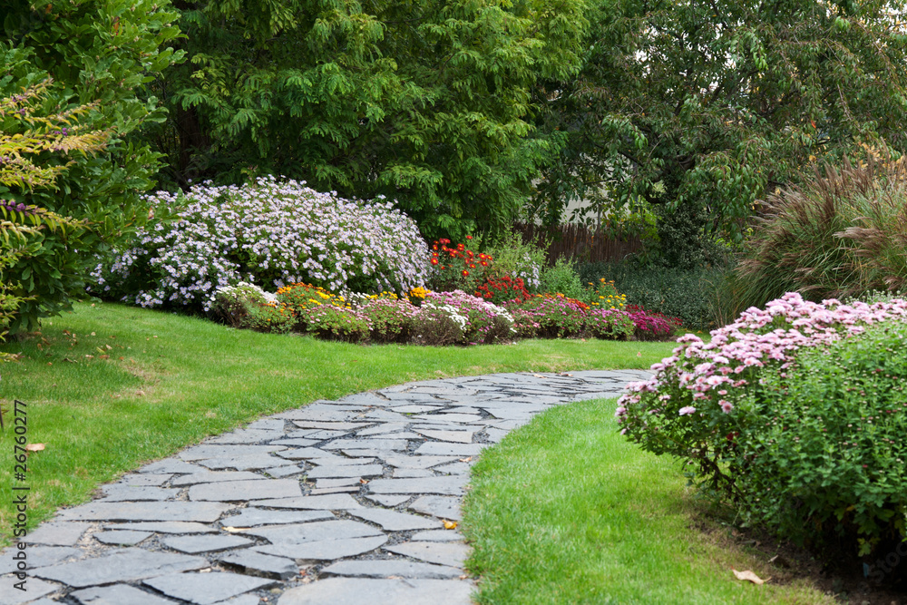 Obraz premium Stone lane in autumn park
