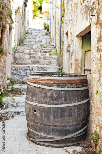 Cedar barrel in a narrow street © Michałowski Dominik