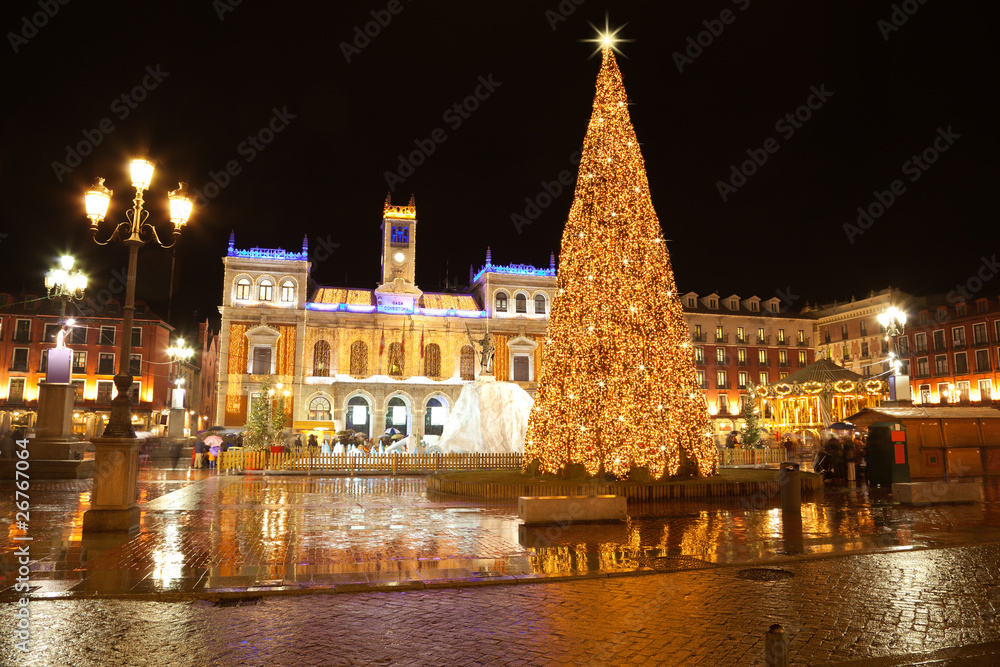Main square of Valladolid ornated for Christmas