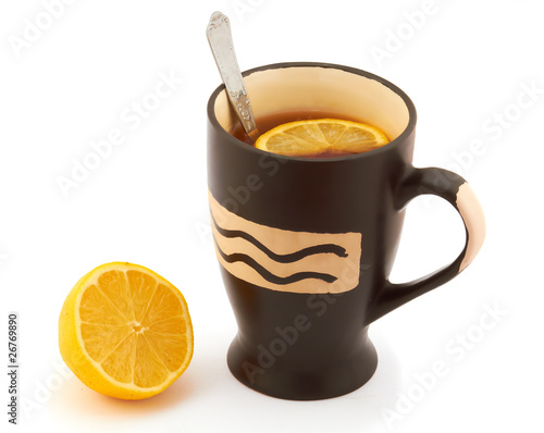 Чай с лимоном в черной чашке с рисунком