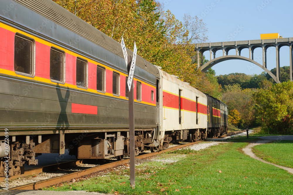 Obraz premium Scenic excursion train nearing a high arch bridge