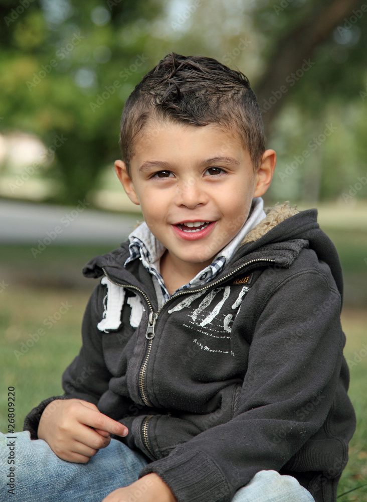 Petit garçon heureux et souriant (4 ans - Automne) #3 Photos