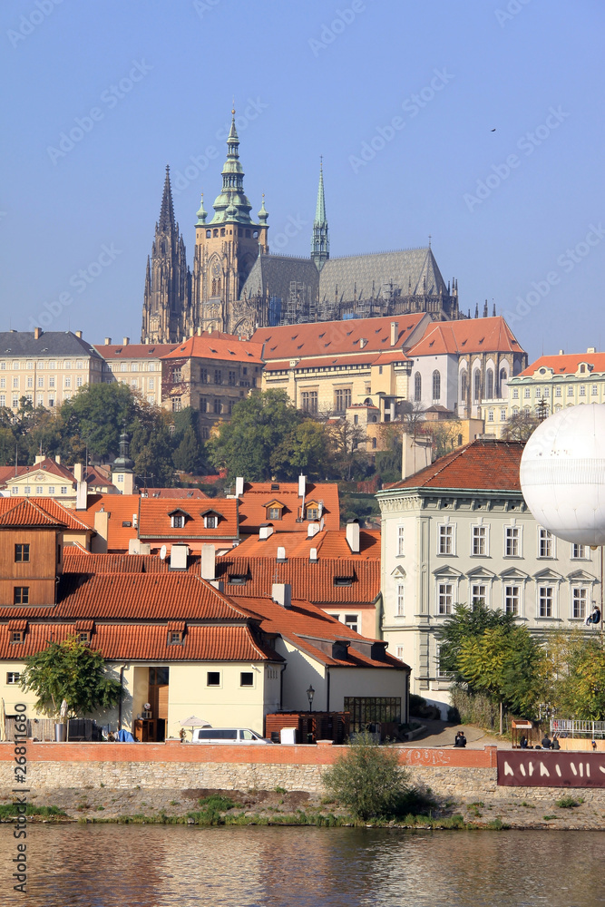 Obraz premium View on the autumn Prague gothic Castle above River Vltava
