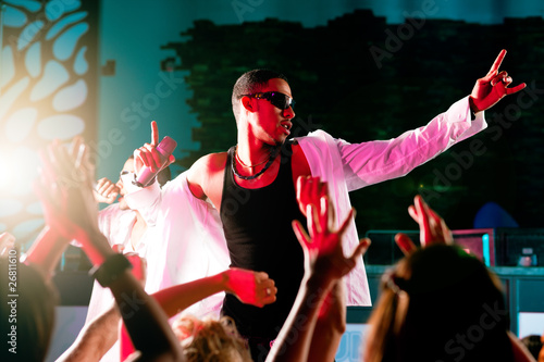 Rap oder Hip-Hop Musiker auf Bühne im Club
