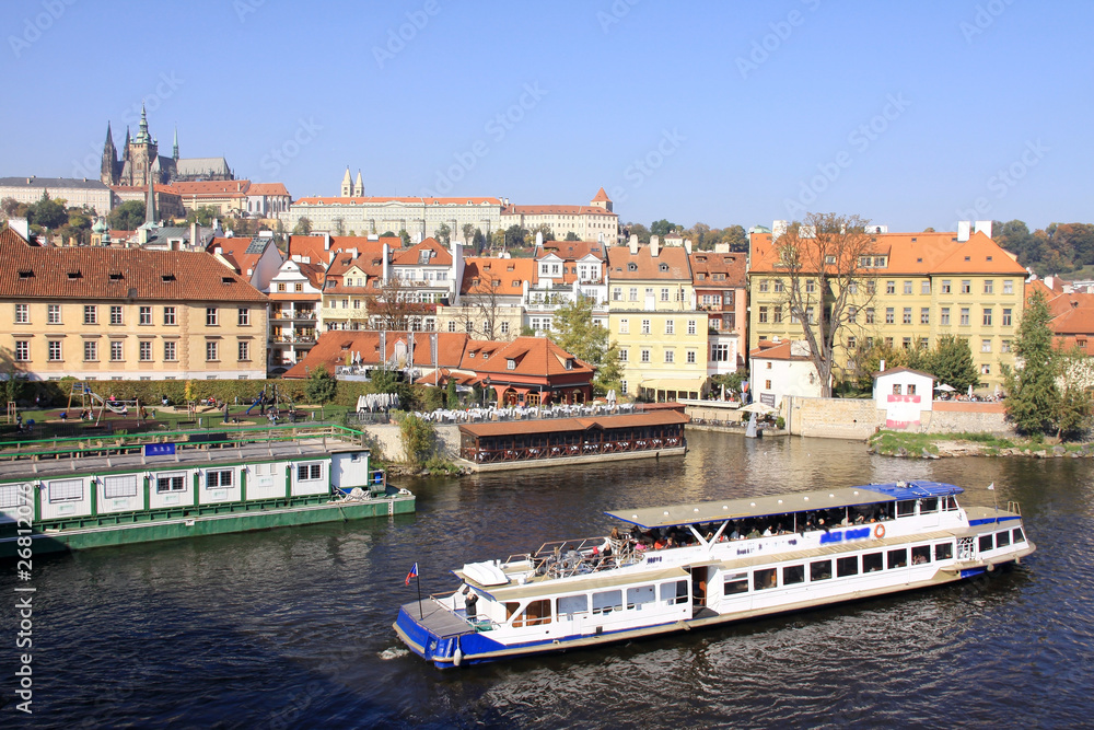 Obraz premium View on the autumn Prague gothic Castle above River Vltava