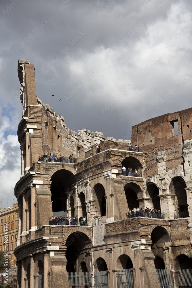 vista delle arcate del Colosseo