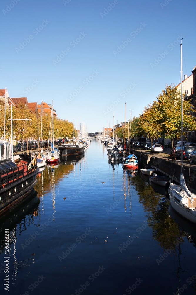 Fototapeta premium spiegelglatter Kanal