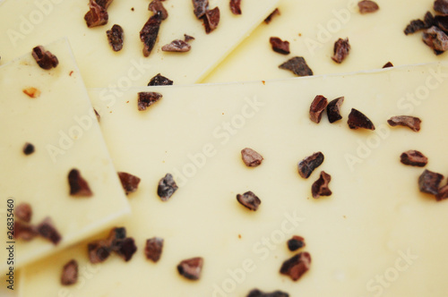 Weiße Schokolade mit Schokostückchen © statusd