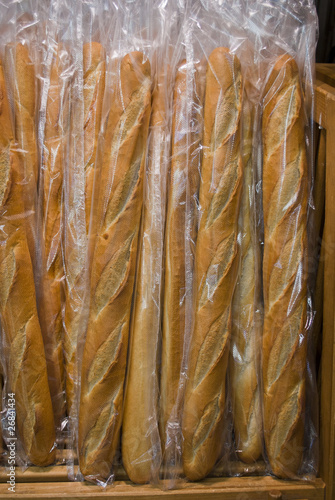 Baguettes de pain sur l'étalage d'une boulangerie industrielle a