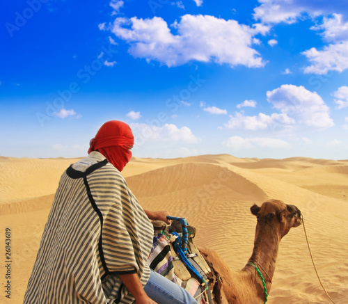 Canvas-taulu bedouin riding camel through desert