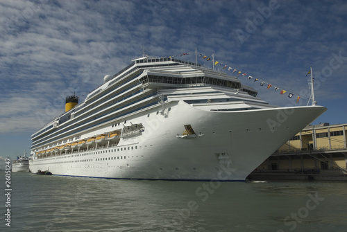 Fototapeta Naklejka Na Ścianę i Meble -  cruise ship (Port of Venice)