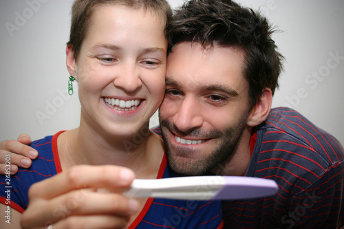 Pärchen mit erfreulichem Schwangerschaftstest