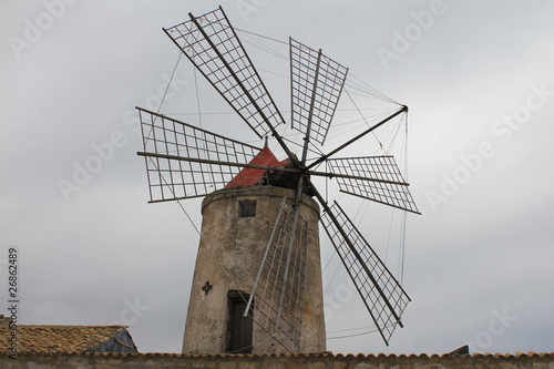 Antico mulino a vento nelle saline di Marsala
