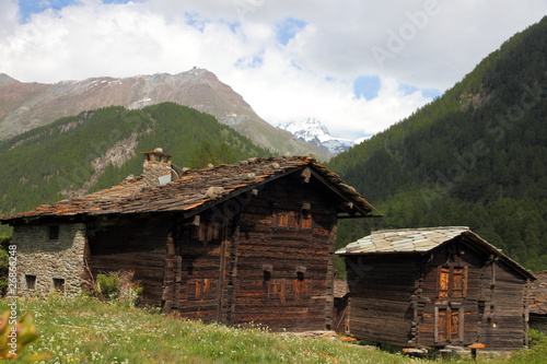 Obraz na płótnie withered wooden houses in the mountains w salonie