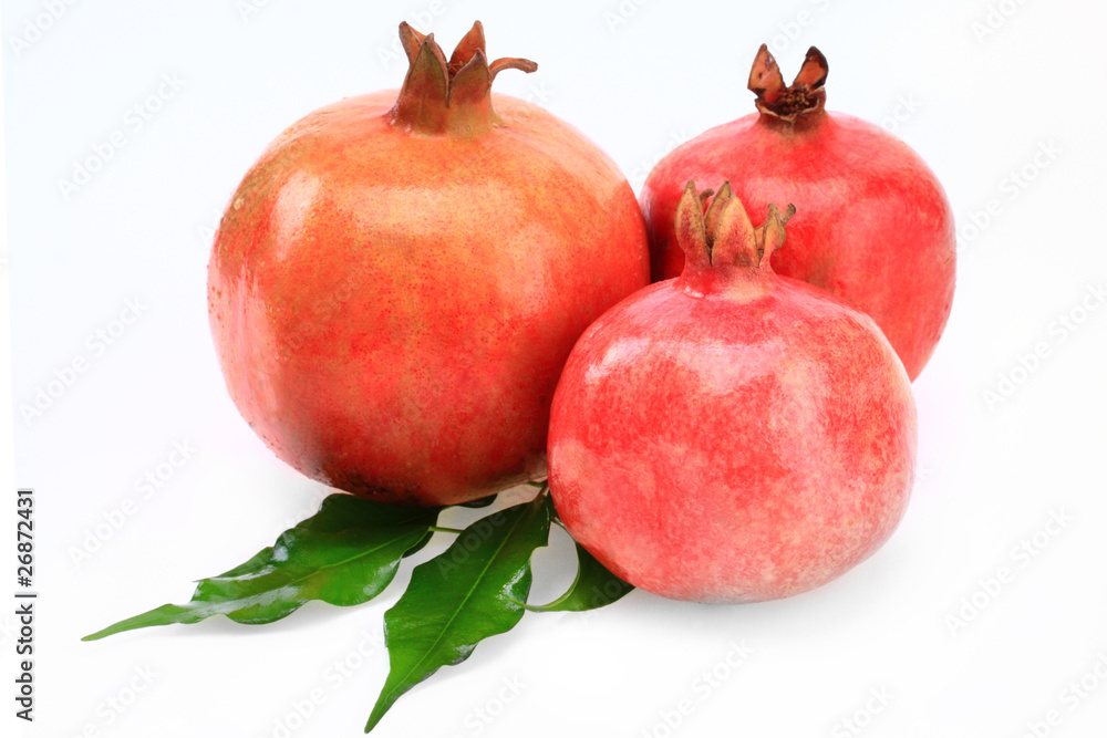 Гранат на белом фоне